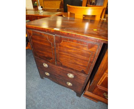 A GEORGIAN MAHOGANY COMMODE CHEST