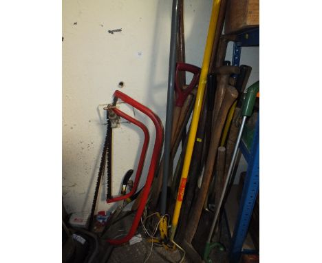 A QUANTITY OF GARDEN TOOLS