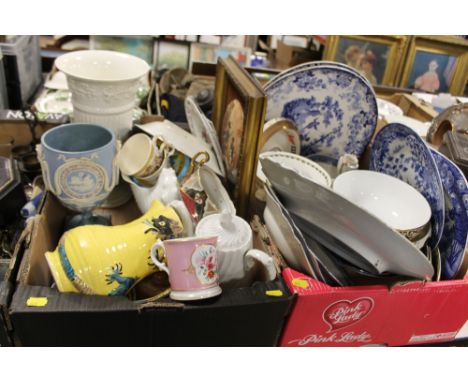 TWO TRAYS OF CERAMICS TO INCLUDE A LARGE WEDGEWOOD JASPERWARE URN AF