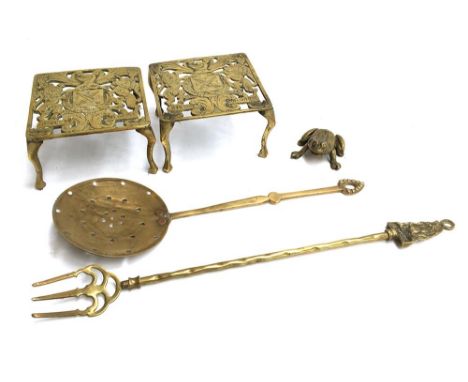 A pair of brass trivets, bearing crest of crossed swords and the motto Dieu et mon Droit, each 15cm square, together with two