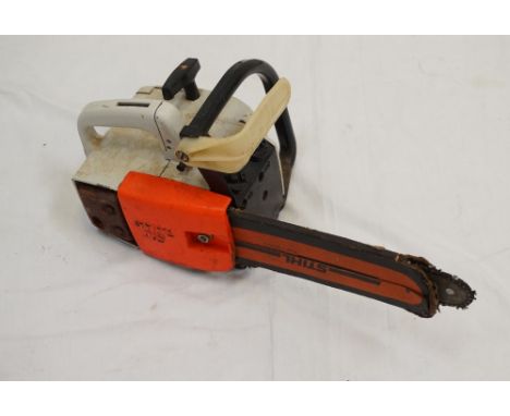 'STIHL 015' CHAINSAWwith a two stroke engine and a 29cm cutting bar