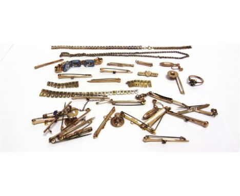 A COLLECTION OF JEWELLERY ITEMS  stamped '9ct', including a stone set bracelet; a key brooch; a heart brooch; a ring with vac