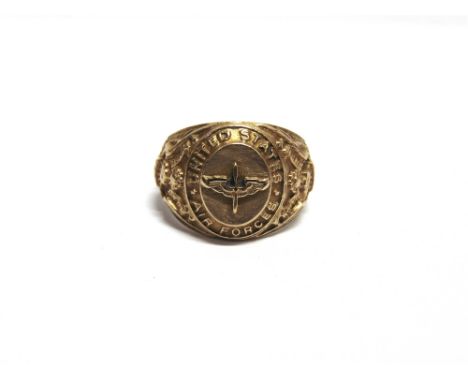 A U.S. AIR FORCE RING stamped '10k', the head with USAF Insignia and the American Eagle to each shoulder, finger size S, 7.1g