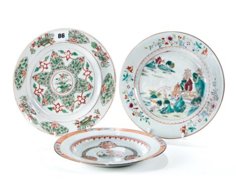 A LATE 18TH CENTURY CHINESE PORCELAIN PLATE decorated in a famille-verte palette with flowers and objects, blue flower head t