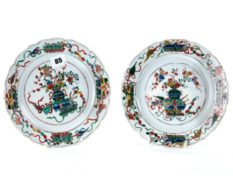 A PAIR OF EARLY 18TH CENTURY CHINESE KANG-HSI PORCELAIN PLATES decorated in famille-verte palette with a central jardiniere o