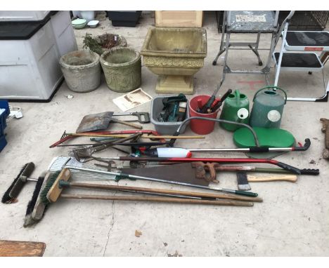 A QUANTITY OF GARDEN TOOLS TO INCLUDE RAKES, BRUSHES, WATERING CANS ETC 