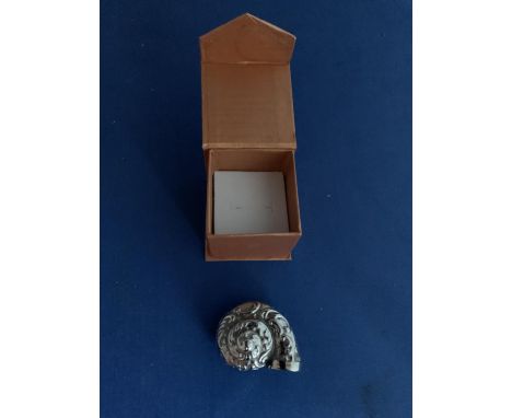 WHITE METAL UNMARKED SNUFF BOX I THE FORM OF A SHELL WITH EMBOSSED DECORATION AND HINGED LID TOTAL GROSS WEIGHT 18 GRAMS 