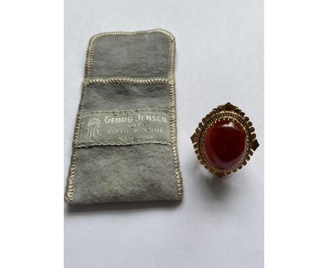 A STYLISH GEORG JENSEN 9CT GOLD HALLMARKED OVERSIZED CABOCHON GARNET DRESS RING CIRCA 1970S CLAW SET - SIZE M PROVIDED WITH R