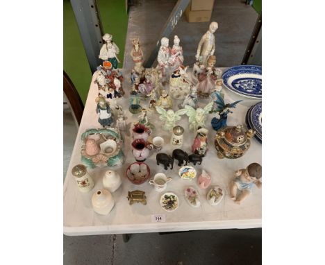COLLECTION OF VINTAGE CERAMIC WARES TO INCLUDE MALE AND FEMALE FIGURES, GROUP FIGURES, CONDIMENT SET ETC 