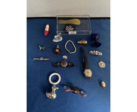 COLLECTORS LOT TO INCLUDE 1950S GENTS GOLDPLATED WATCH, VINTAGE COTTON REEL, SILVER WATCH FOB, GLASS EYE BATH, SMALL GLASS FA