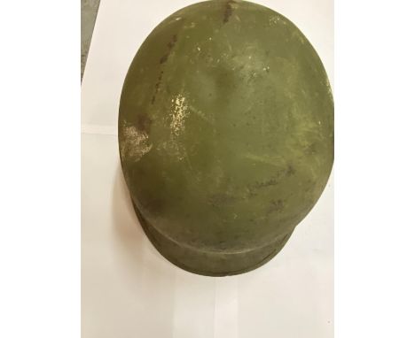 A US M1 HELMET (BELIEVED KOREAN WAR) 