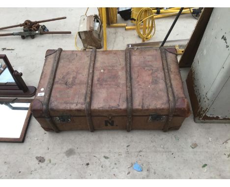 A VINTAGE TRUNK A/F ON HINGE 