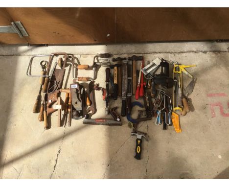 A LARGE QUANTITY OF TOOLS TO INCLUDE SAWS, RASPS, STANLEY PLANE, LATHE TOOLS ETC 