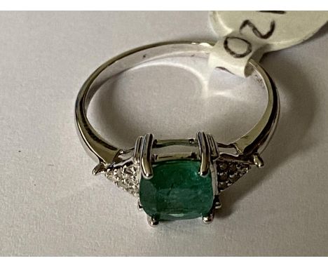 A 9 CARAT WHITE GOLD, DIAMOND AND EMERALD RING (0.06 CARAT) - RING SIZE M 