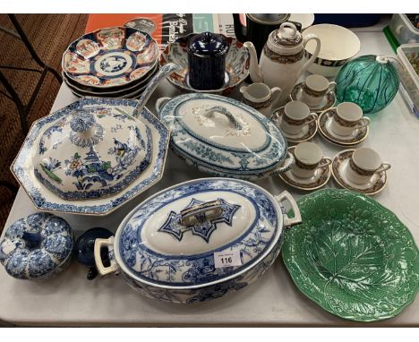A LARGE QUANTITY OF CERAMICS TO INCLUDE LIDDED SERVING DISHES, PLATES, CUPS AND SAUCERS ETC 