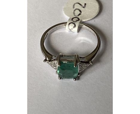 A 9 CARAT WHITE GOLD, DIAMOND AND EMERALD RING (0.06 CARAT) - RING SIZE M+ 