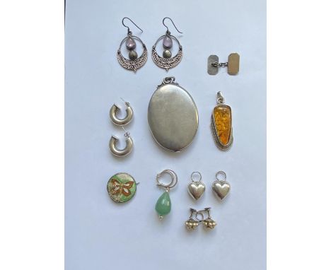 A 925 SILVER PENDANT, A STERLING SILVER ENAMELLED BUTTERFLY BROOCH, A WHITE METAL LOCKET, EIGHT VARIOUS STAMPED SILVER EARRIN