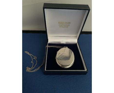 LARGE OVAL SILVER ENGRAVED LOCKET MARKED 925 WITH FINE BELCHER CHAIN - BOXED 24.5G 