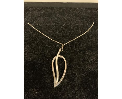 MODERN LEAF SHAPED PENDANT AND NECKLACE MARKED 925 SILVER 