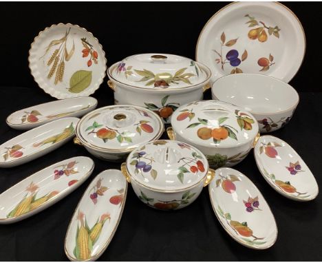 Royal Worcester ‘Evesham’ pattern ware including; lidded tureens, flan dish, Avocado dishes, fruit bowl; etc 
