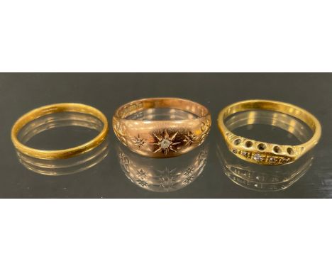 Rings - a diamond ring, set with five graduated rose cut diamonds, total estimated diamond weight approx 0.07ct, unmarked gol