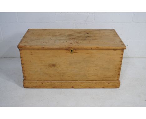 An antique pine carpenter's trunk - length 94.5cm, depth 46cm, height 46cm
