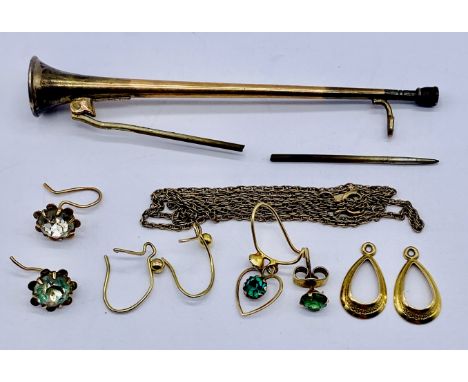 A small collection of 9ct gold items including a hunting horn brooch with silver mouthpiece (pin A/F) earrings and chain tota