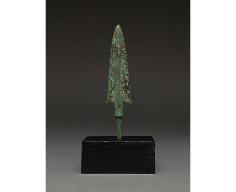 1200-700 BC, Greek Archaic Period. This bronze speak has a tapering, bevelled blade with raised midrib, a broad neck and a ta