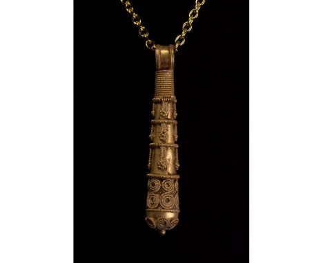 C. 100-300 AD. Roman. Exceptional gold club-shaped pendant comprising circular ribbed suspension loop, filigree-decorated han