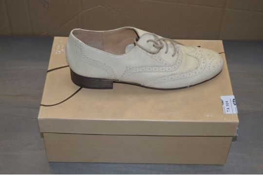 ladies cream leather shoes