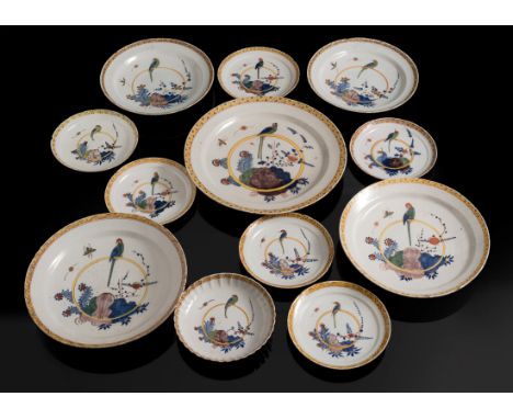 Serie von fünf Rundplatten, Schale und sechs TellernDelft, Mitte 18. JahrhundertD. 22/40 cmFayence, weiß glasiert und bemalt 