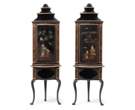 Paar Lack-Encoignuren mit Chinoiserie-DekorItalien, 19. Jahrhundert209 x 60 x 33 cmUnterer Teil mit offenem Fach auf drei ges