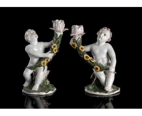Paar Figurenleuchterwohl Delft, De Vergulde Blompot, um 1760H. 26 cmFayence, weiß glasiert, bemalt in Mangan, Ocker, Grün und