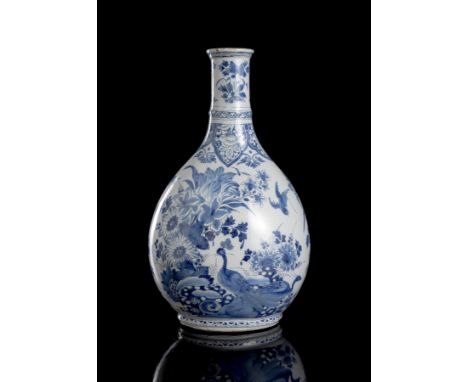 Vase in Form einer PilgerflascheDelft, letztes Viertel 17. JahrhundertH. 34 cmFayence, weiß glasiert. Gerückte Balusterform. 