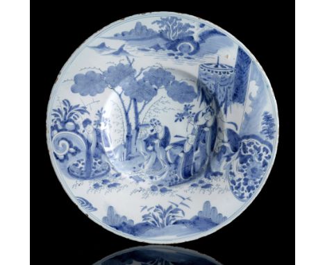 Große Fayence-Rundplatte mit ChinoiseriedekorDelft, De 3 Vergulde Astonnekens, um 1680/1705D. 38,5 cmFayence, glasiert, fläch