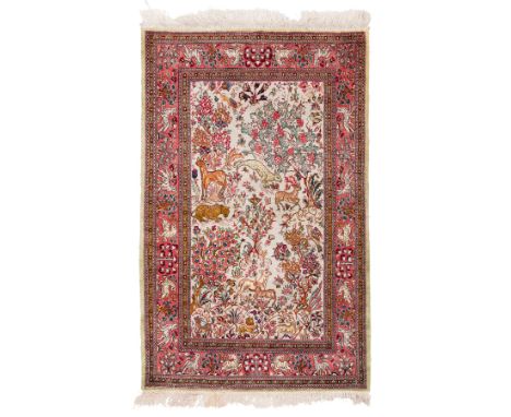 Seidenteppich mit TiermotivenGhom, Zentralpersien132 x 81 cmDas weißgrundige Innenfeld und der Bordürenrahmen sind mit floral