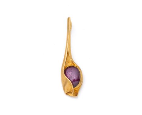 Farbstein Anhänger15mm/11,2mm, L. 6cm900/000 Gelbgold gestempelt in Handarbeit gefertigt, gemarkt Bazak, wohl mit einem Rubin