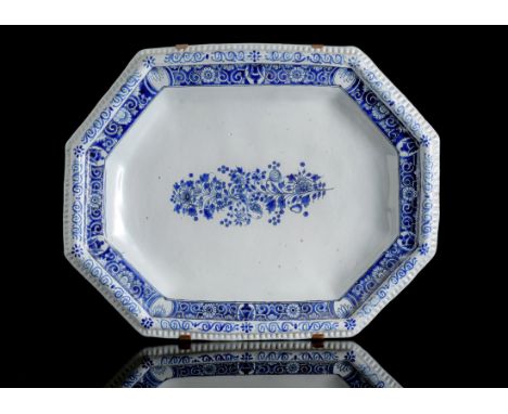 Fayence-PlatteDurlach oder Straßburg, um 1725/4544 x 34 cmOktogonale Platte mit blauem Lambrequin-Dekor und Blumenmotiv im Sp