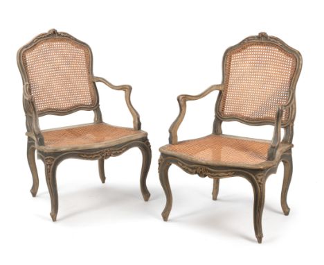 Paar Rokoko-FauteuilsMitte 18. JahrhundertH. 95 cmHolz, geschnitzt, gefasst in Blau-Grau und Weiß. Korbgeflecht an der Sitzfl