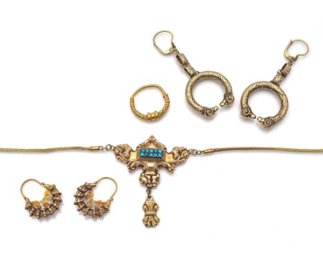 Schmuck Konvolut im antikisierenden StilRM 50-51/ L. 42cmOhrhänger 585/000 Gelbgold getestet mit Widderköpfen. Gewicht: 14,8g
