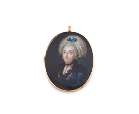 Portrait einer Dame mit weißer SpitzenhaubeWohl Frankreich, 2. Hälfte 18. Jh.4,7 x 3,8 cm, L. 5,2 cmFeine Gouache-Malerei auf