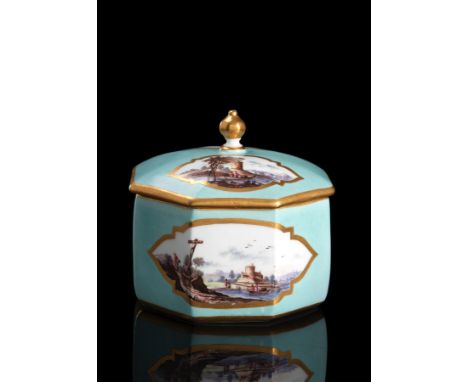 Deckeldose mit Kauffahrtei-SzeneMeissen, um 1740D. 11 cmTürkisfond, in je zwei Goldkartuschen polychrome Kauffahrtei-Szenen. 
