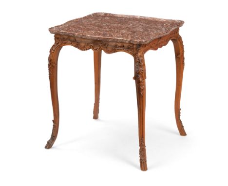 Kleiner Rokoko-TischMitte 18. Jahrhundert74 x 62 x 59 cmNussbaum mit feiner Rocaille-Schnitzerei. Profilierte rotbraune, älte