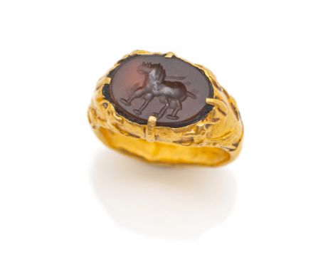 Ring mit Gemme „Schreitendes Pferd“RM 57Die Gemme islamisch 11./12. Jh., der Ring wohl 19.Jh. 21kt Gelbgold (getestet), Karne