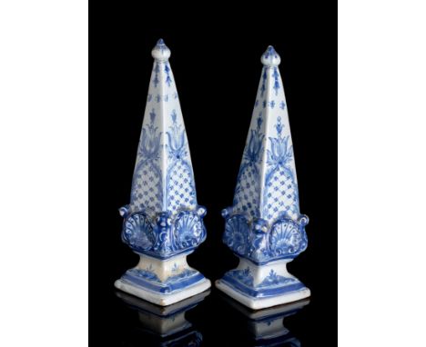 Paar Fayence-ObeliskenDelft, Anfang 18. JahrhundertH. 25,5 cmFayence, weiß glasiert, Bemalung von Gitterwerk und Floraldekor 