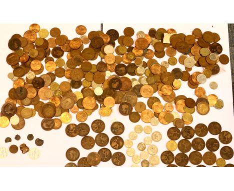 Vintage cash box with a collection of pre-decimal coins. P&amp;P Group 1 (£14+VAT for the first lot and £1+VAT for subsequent
