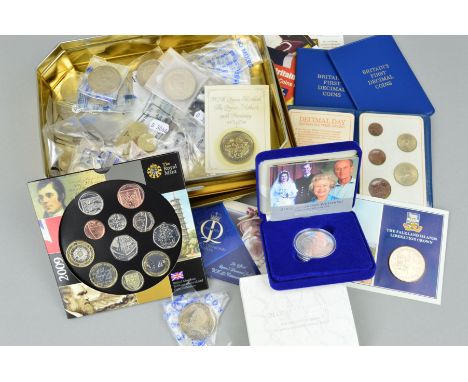 A TIN CONTAINING A 2009 KEW GARDENS YEAR SET IN B.U, together with a 2007 Diamond Wedding silver proof Crown, eight five poun