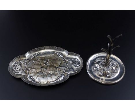 Robert Pringle &amp; Sons, An Edwardian silver ring tree, Birmingham 1909, 7cm high, together with an embossed silver pin dis