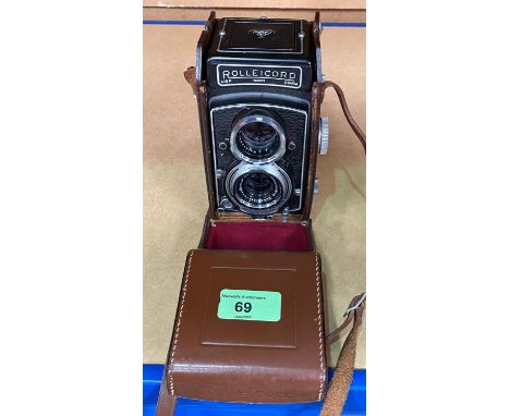 A Rolleicord TLR camera, Ser no. 1909978 f3.5 75mm lens 