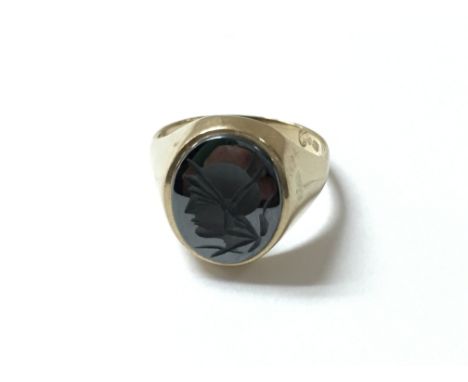 9ct gold Haematite signet ring. Size R and 4.9g total weight appox.